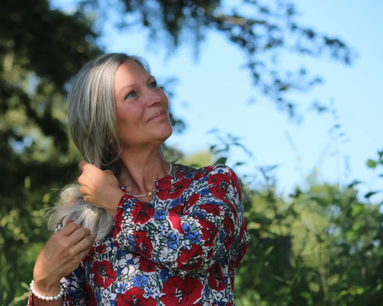 Eine Blüte der Wegwarte am Rande eines Feldes in Forchheim. In dieser Region gibt es regelmäßig ein Haarschnitt in der Natur.